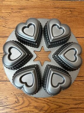 Wilton Dimensions Heart-Shaped Mini Cake pan - 6 mini cakes Cast Aluminum